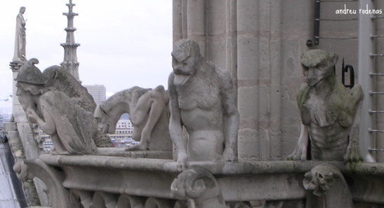 Gàrgoles a la primera balconada