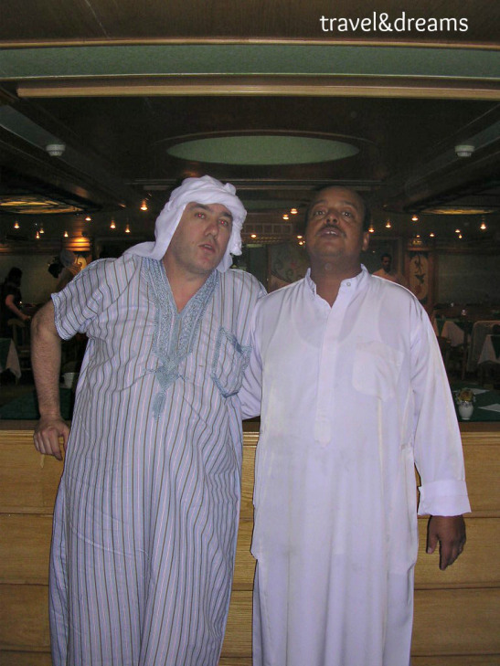 Amb el cambrer en el creuer pel Nil / With the waiter in the Nile cruise