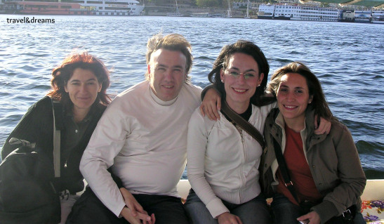 Amb dues amigues basques navegant pel Nil / With two basc friends sailing on the Nile river
