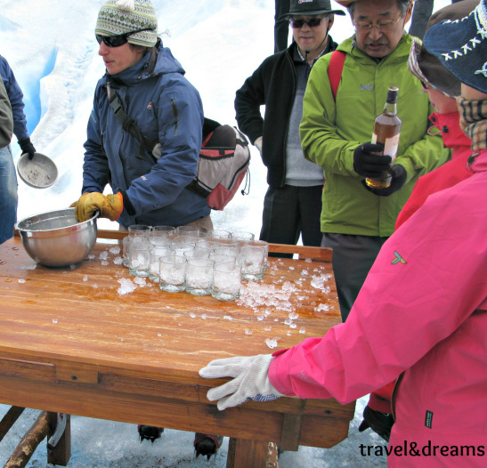 Compartint un got de whisky al damunt del Perito Moreno / Sharing a sip of whisky over Perito  Moreno