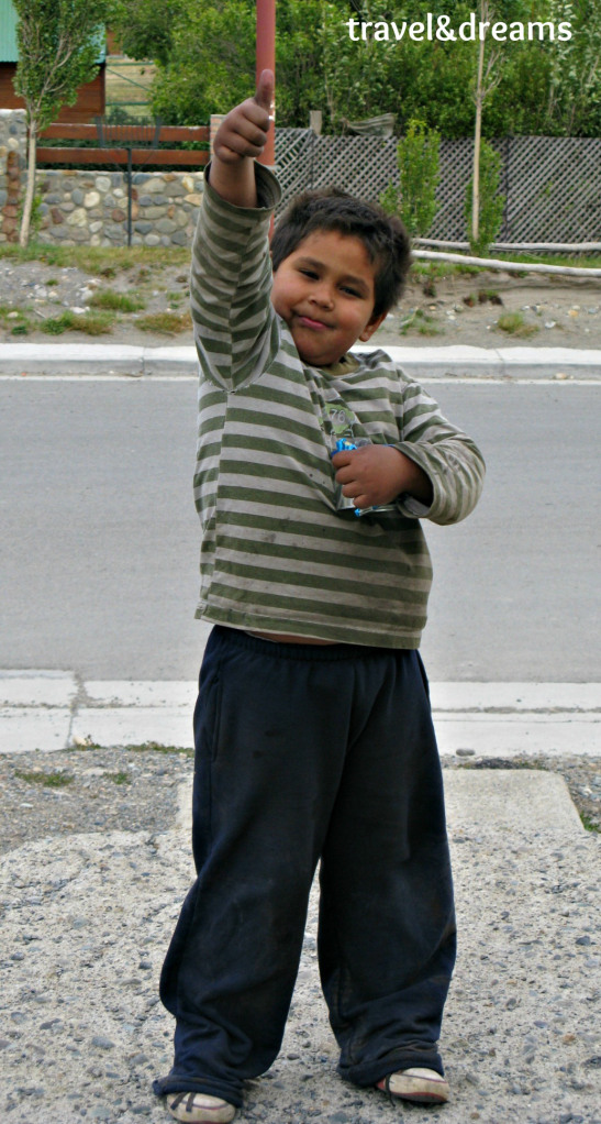 l'Agustin demanant unes monedes a El Chalten. Argentina / Agustin asking for some coins in El Chalten. Argentina