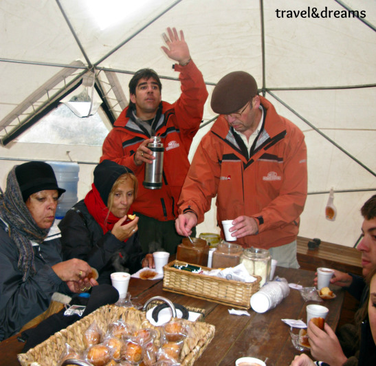 Prenent un cafe al Balcon del Calafate. Patagonia / Having a cup of coffee in Balcon del Calafate. Patagonia