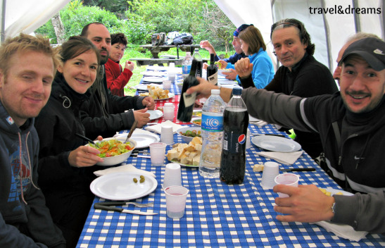 Dinant ene l refugi del Lago Roca. Tierra del Fuego / Eating in the Lago Roca shelter. Tierra del Fuego