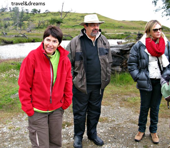 Núria amb una parella de brasilers a la Estancia Haberton. Tierra del Fuego / Núria with a brasilian couple in Estancia Haberton. Tierra del Fuego