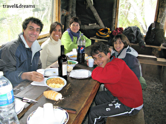Dinant en el refugi del Lago Fagnano amb una familia brasilera. Tierra del Fuego / Dining with a brasilian family in Lago Fagnano, Tierra del Fuego